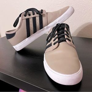 9.5 Men’s Beige Adidas with blue stripes